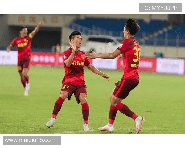 上海足球队以83分稳居联赛积分榜首位展现强劲实力 上海足球队以83分稳居联赛积分榜首位展现强劲实力